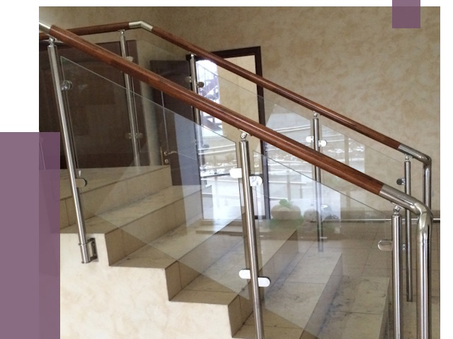 Комбинированные перила из металла и дерева в Тулуне